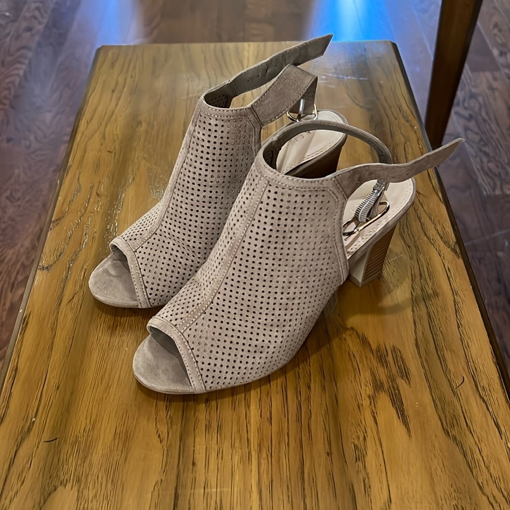 Kelly & Katie women’s shoe, faux suede, size 6.5